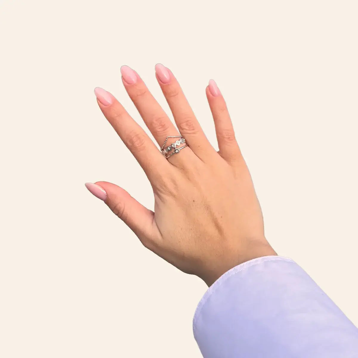 Main ornée de la bague Accra en acier inoxydable argenté, accessoire chic et moderne.