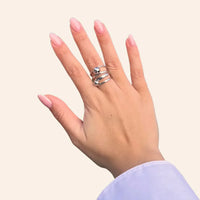 Main portant la bague Ankara argentée en acier inoxydable, bijou moderne à billes.