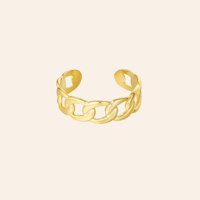 Bague Chicago en acier inoxydable doré, design élégant avec des maillons entrelacés, présentée seule sur fond neutre.