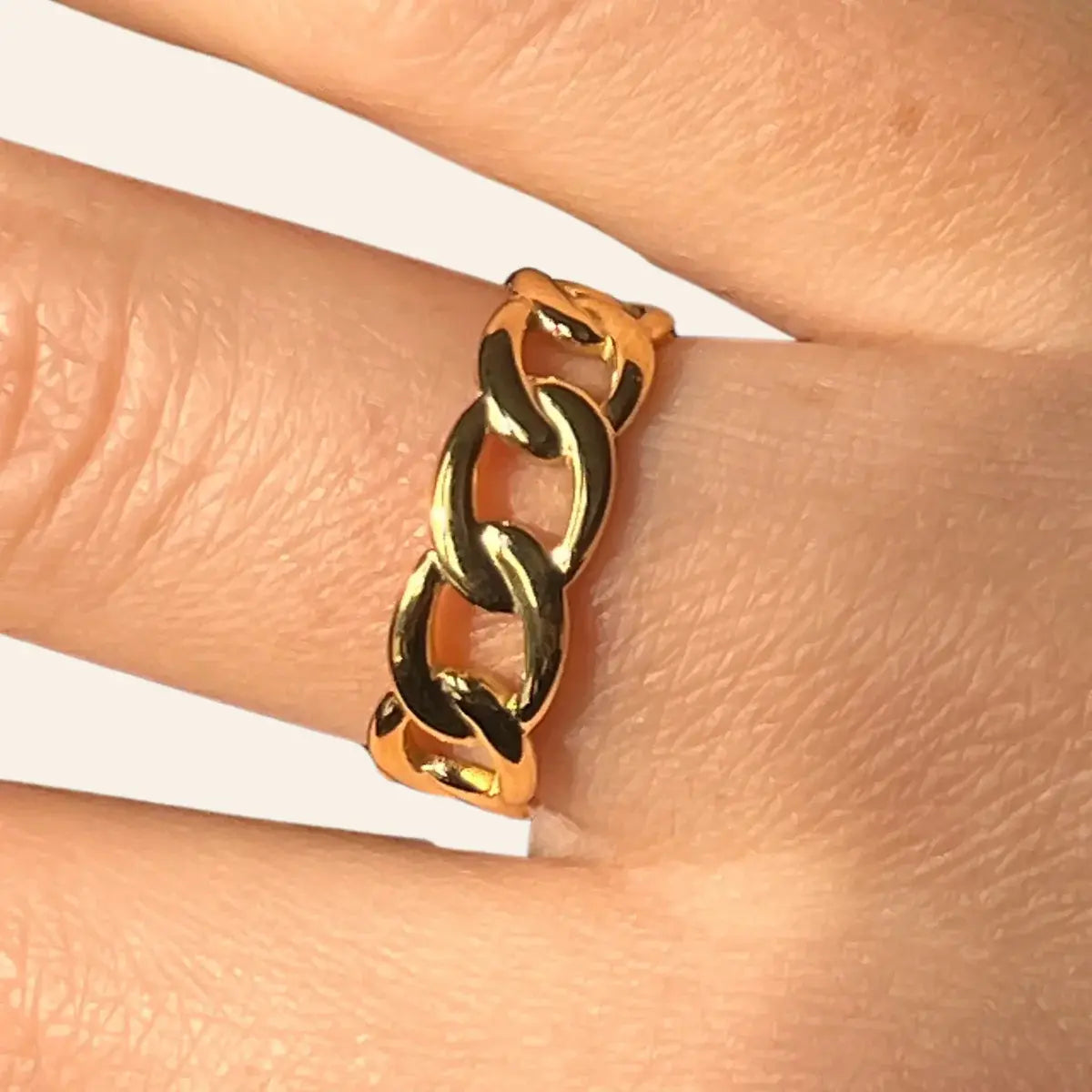 Zoom sur la bague Chicago dorée en acier inoxydable, mettant en valeur les maillons entrelacés et la finition brillante.