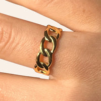 Zoom sur la bague Chicago dorée en acier inoxydable, mettant en valeur les maillons entrelacés et la finition brillante.