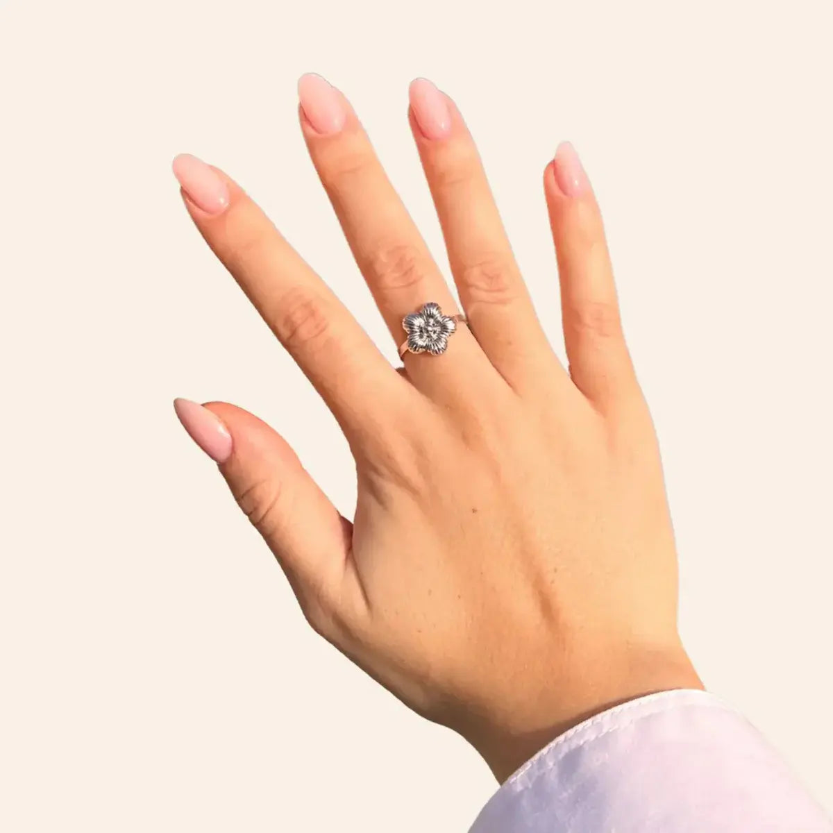 Bague Florence en acier inoxydable argenté portée, design raffiné avec une fleur en relief, alliant tradition et modernité inspirée de l’art de Florence.