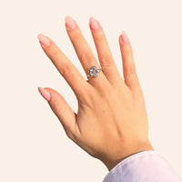 Bague Florence en acier inoxydable argenté portée, design raffiné avec une fleur en relief, alliant tradition et modernité inspirée de l’art de Florence.