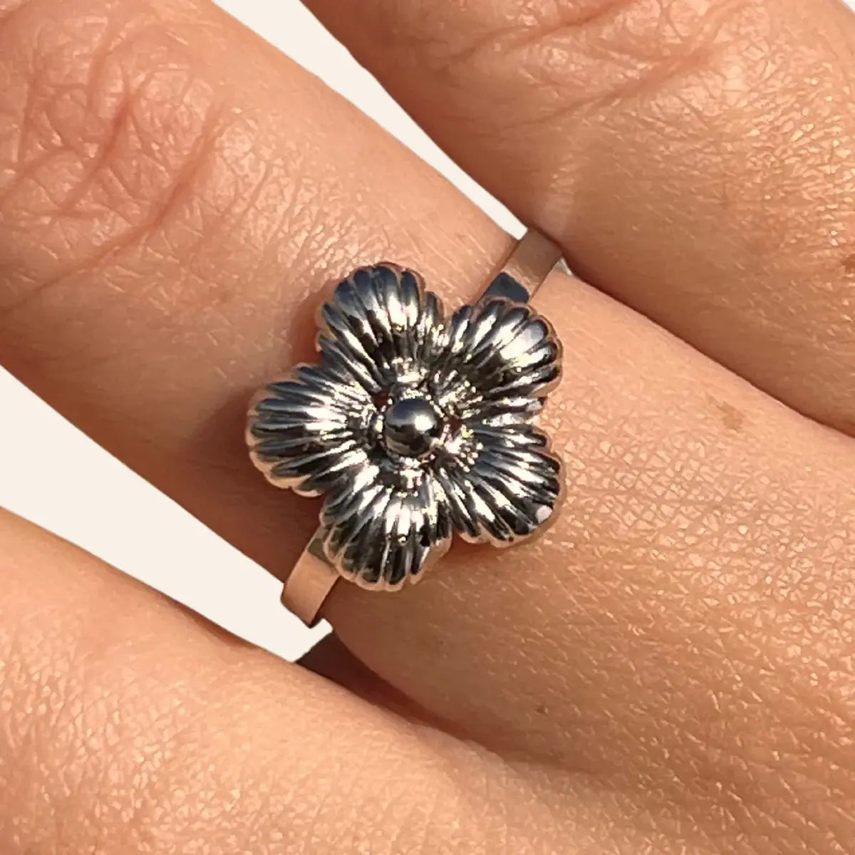 Gros plan sur la bague Florence argentée, détaillant la fleur en relief et le design raffiné, symbolisant l’harmonie entre tradition et innovation à la manière florentine.