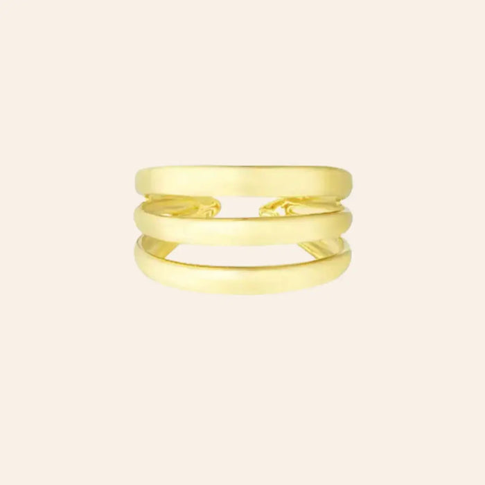 Bague Gizeh en acier inoxydable doré, design minimaliste avec trois traits espacés, présentée seule sur fond neutre.