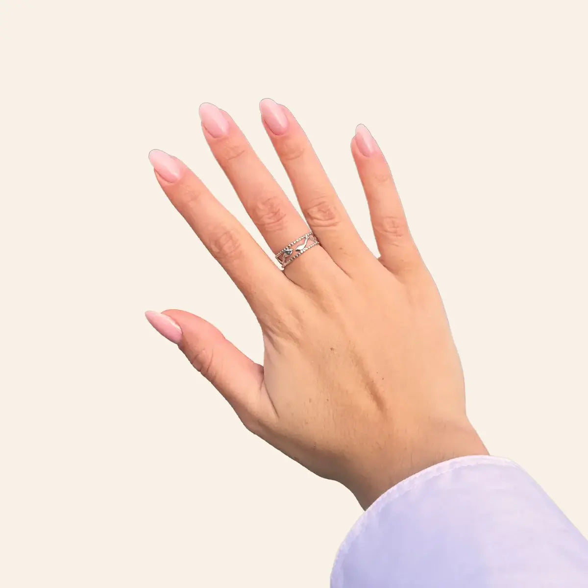 Bague Jakarta en acier inoxydable argenté portée, design élégant avec deux serpents entrelacés, soulignant la puissance et la résilience de Jakarta avec un style raffiné.