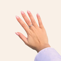 Bague Jakarta en acier inoxydable argenté portée, design élégant avec deux serpents entrelacés, soulignant la puissance et la résilience de Jakarta avec un style raffiné.