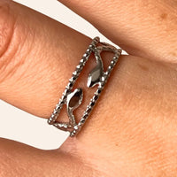 Gros plan sur la bague Jakarta argentée, détaillant les deux serpents entrelacés dans un design ajouré, inspiré de la ville dynamique et de sa culture fascinante.