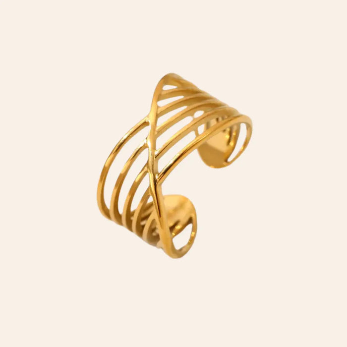 Bague La Valette en acier inoxydable doré, design croisé avec plusieurs traits entrelacés, présentée seule sur fond neutre.