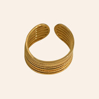 Bague Lagos en acier inoxydable doré, design épuré et moderne.