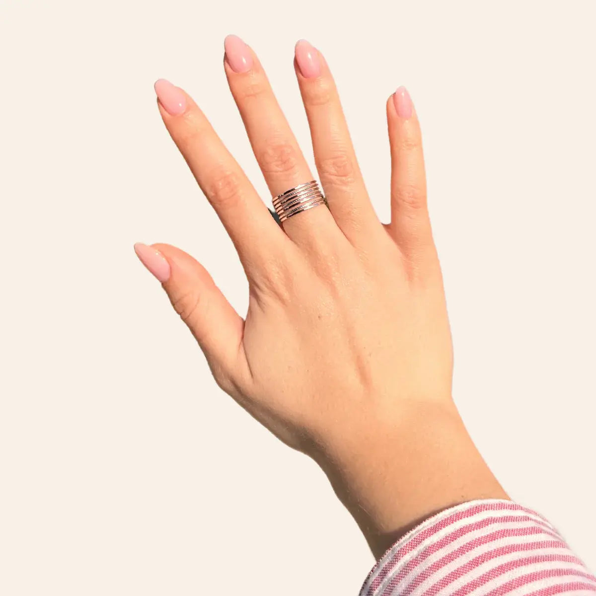 Main féminine ornée de la bague Lagos en acier inoxydable argenté, accessoire chic et intemporel.