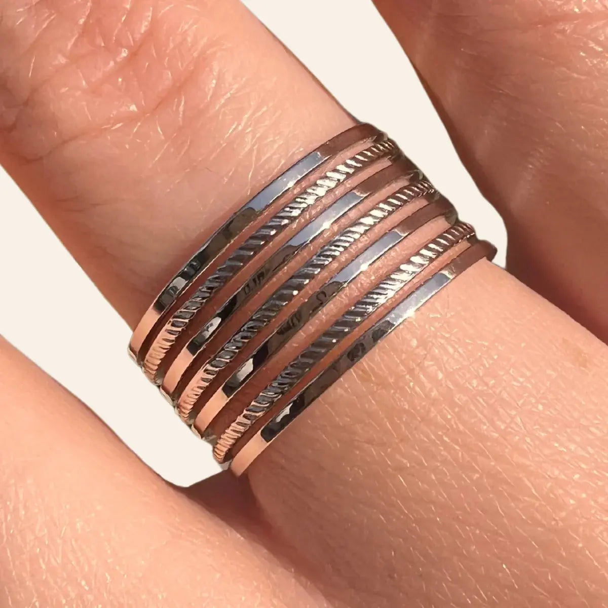Zoom sur la bague Lagos en acier inoxydable argenté, dévoilant ses détails raffinés et sa surface polie.