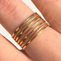 Zoom sur la bague Lagos en acier inoxydable doré, mettant en valeur sa finition brillante.