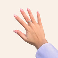 Bague Londres en acier inoxydable argenté portée, design moderne avec étoile scintillante et chaîne suspendue, inspirée de l’élégance urbaine de Londres.