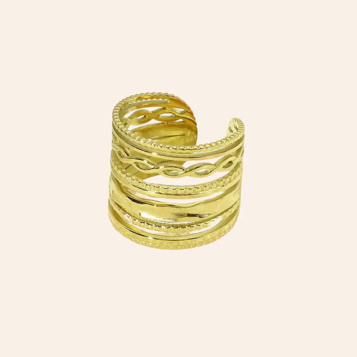 Bague Rio en acier inoxydable doré, design large avec des lignes ondulées élégantes, présentée seule sur fond neutre.