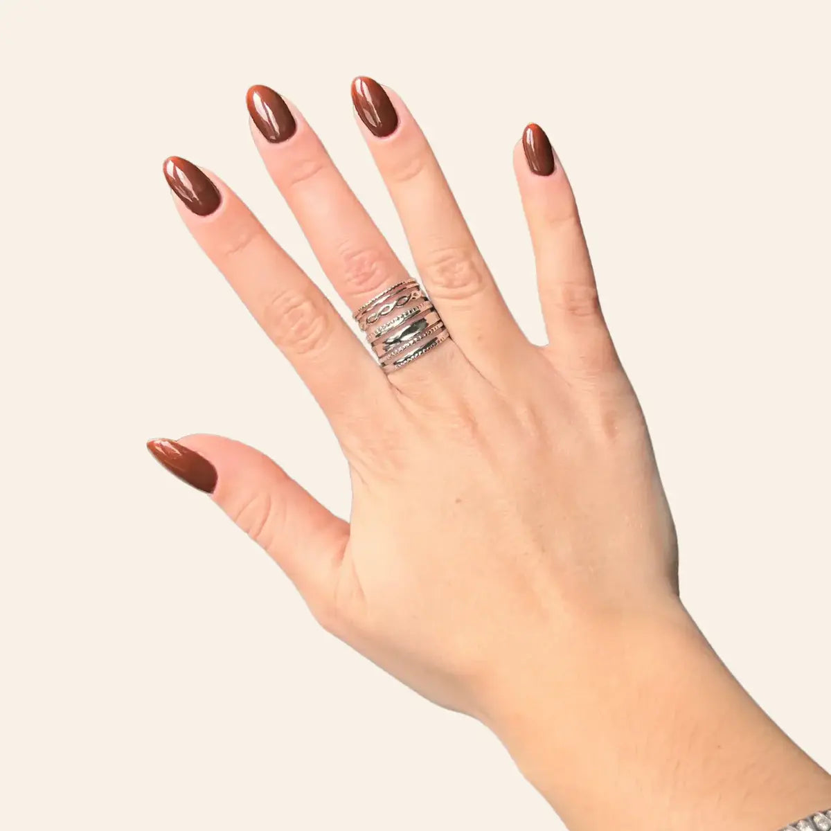 Bague Rio en acier inoxydable argenté portée, design large et ondulé, ajoutant une touche moderne à votre look.