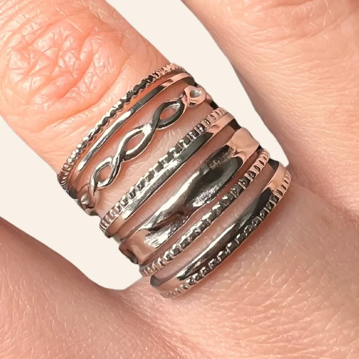 Gros plan sur la bague Rio en acier inoxydable argenté, soulignant les lignes ondulées et la finition brillante.