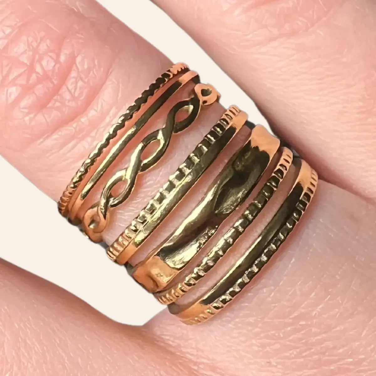 Zoom sur la bague Rio dorée en acier inoxydable, mettant en valeur les lignes ondulées et la texture lisse.