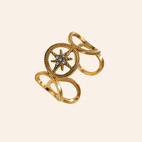 Bague Sofia en acier inoxydable doré avec étoile centrale ornée de strass, présentée seule sur fond neutre.