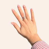 Main féminine ornée de la bague Sofia en acier inoxydable argenté, étoile centrale sertie de strass brillants.