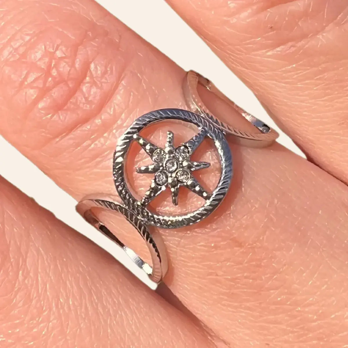 Zoom sur la bague Sofia en acier inoxydable argenté, mettant en valeur l'étoile centrale ornée de strass lumineux.