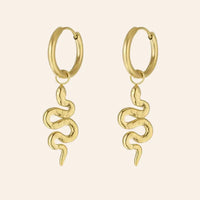 Boucles Jakarta en acier inoxydable doré, design original avec un serpent suspendu, présenté seul sur fond neutre.