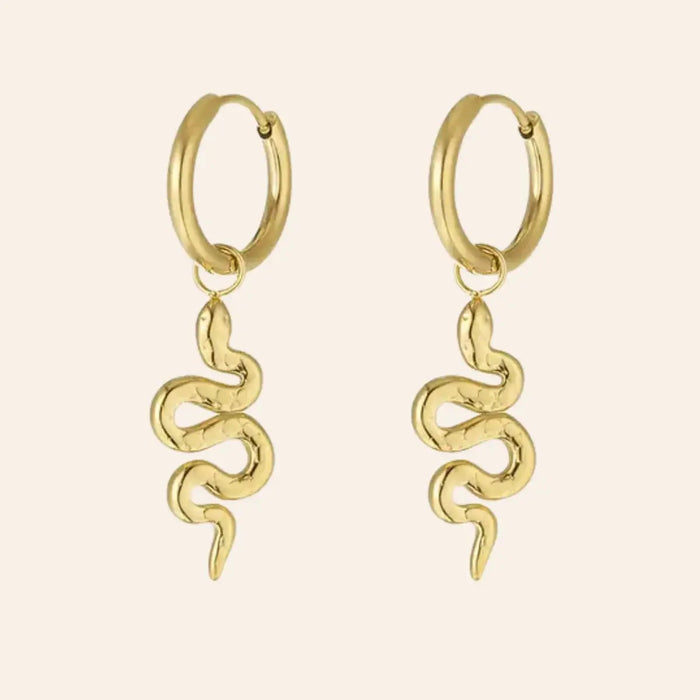 Boucles Jakarta en acier inoxydable doré, design original avec un serpent suspendu, présenté seul sur fond neutre.