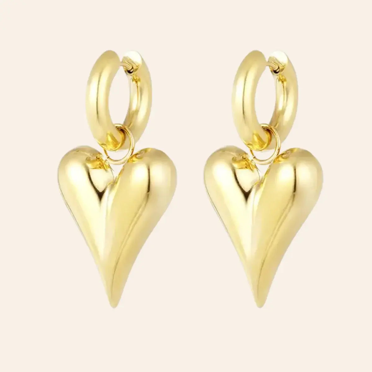 Boucles Prague en acier inoxydable doré, design élégant avec un gros cœur suspendu, présenté seul sur fond neutre.