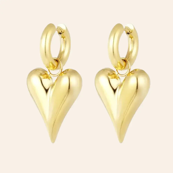 Boucles Prague en acier inoxydable doré, design élégant avec un gros cœur suspendu, présenté seul sur fond neutre.