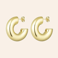Boucles Vérone en acier inoxydable doré, créoles épaisses au design moderne, présentées seules sur fond neutre.