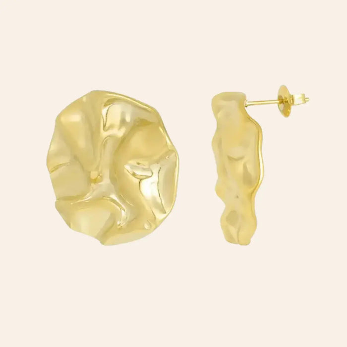 Boucles d’oreilles Berlin en acier inoxydable doré, design structuré avec surface texturée, inspirées par l'architecture moderne de Berlin, présentées seules sur fond neutre.