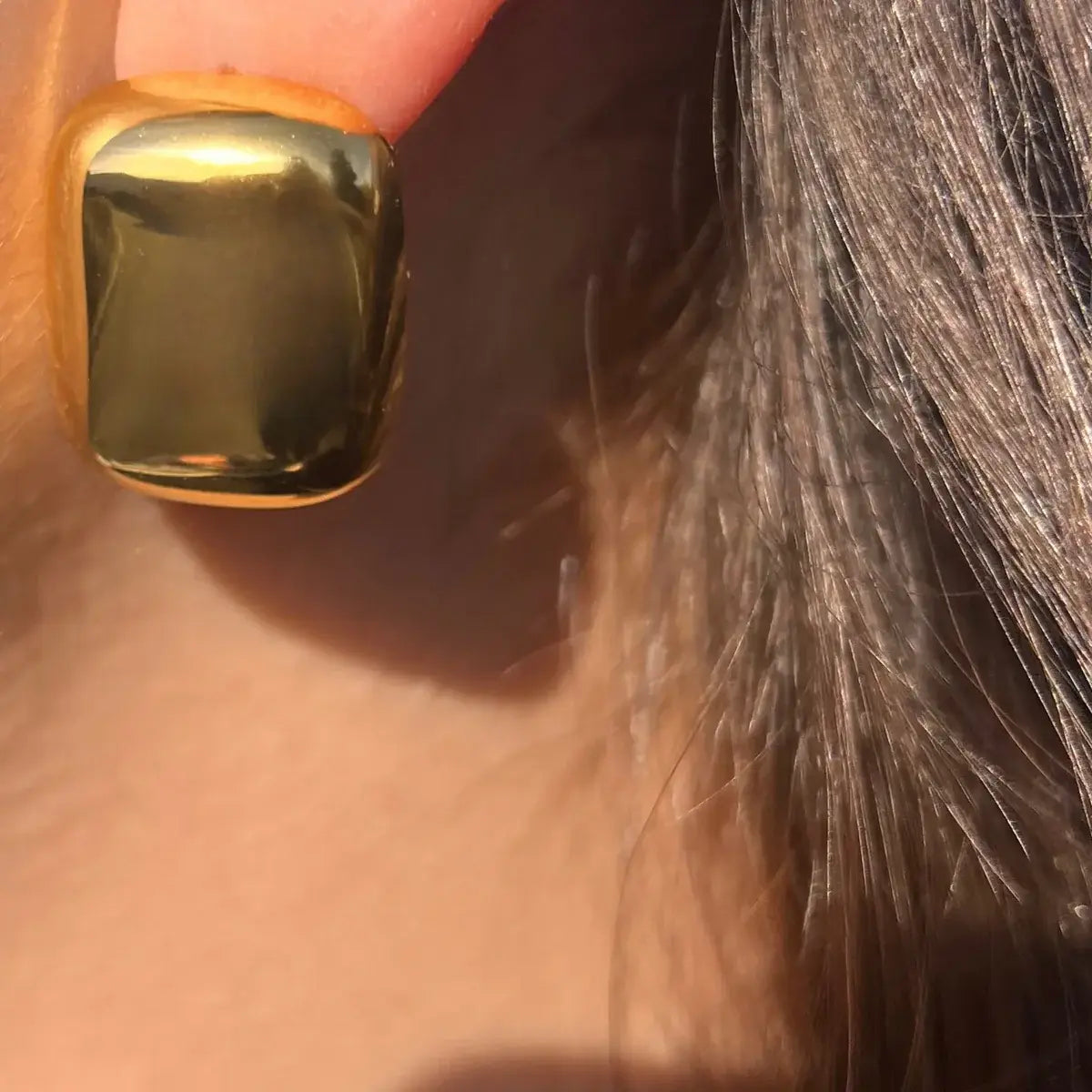 Boucles Manille dorées portées, bijoux carrés brillants en acier inoxydable, ajoutant une touche contemporaine à votre look.