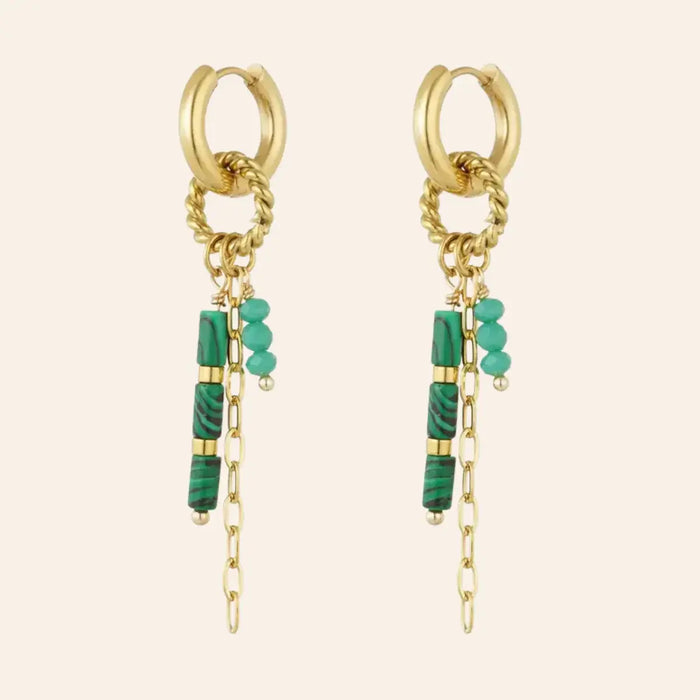 Boucles d’oreilles Mexico en acier inoxydable doré, créole torsadée et chaîne dorée suspendant des perles vertes et des pierres allongées, design vibrant et artisanal inspiré de l’énergie de Mexico.