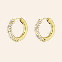 Boucles d’oreilles Milan en acier inoxydable doré, créoles élégantes ornées de strass blancs étincelants, présentées seules sur fond neutre.