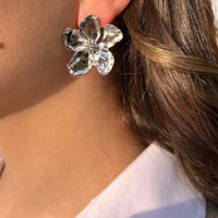 Boucles d’oreilles Nairobi en acier inoxydable argenté portées, design floral élégant, chaque pétale structuré travaillé avec soin, parfaites pour ajouter de la douceur et de la sophistication à votre style.