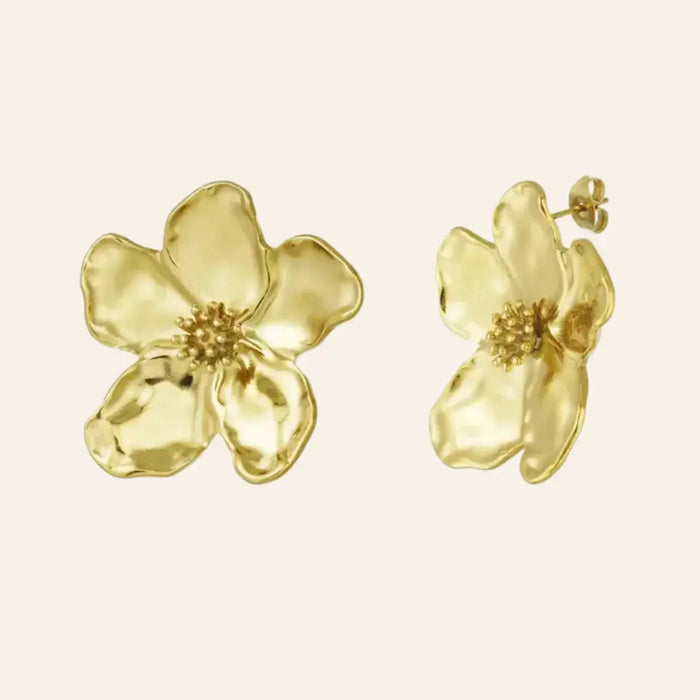 Boucles d’oreilles Nairobi en acier inoxydable doré, forme florale délicate avec chaque pétale soigneusement travaillé, incarnant l’élégance et la grâce de la floraison, présentées seules sur fond neutre.