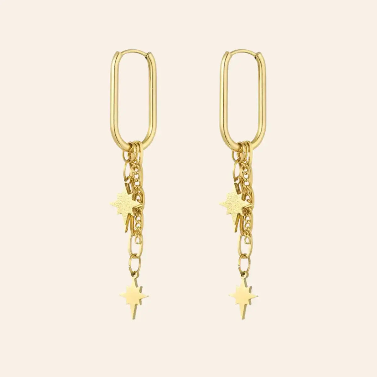 Boucles d’oreilles Oslo en acier inoxydable doré, chaînes délicates avec pendentifs étoilés, design minimaliste inspiré des nuits d’hiver scandinaves, présentées seules sur fond neutre.