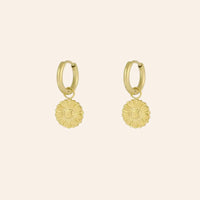 Boucles d’oreilles Pretoria en acier inoxydable doré, petite fleur suspendue, design délicat et élégant, présenté seul sur fond neutre.