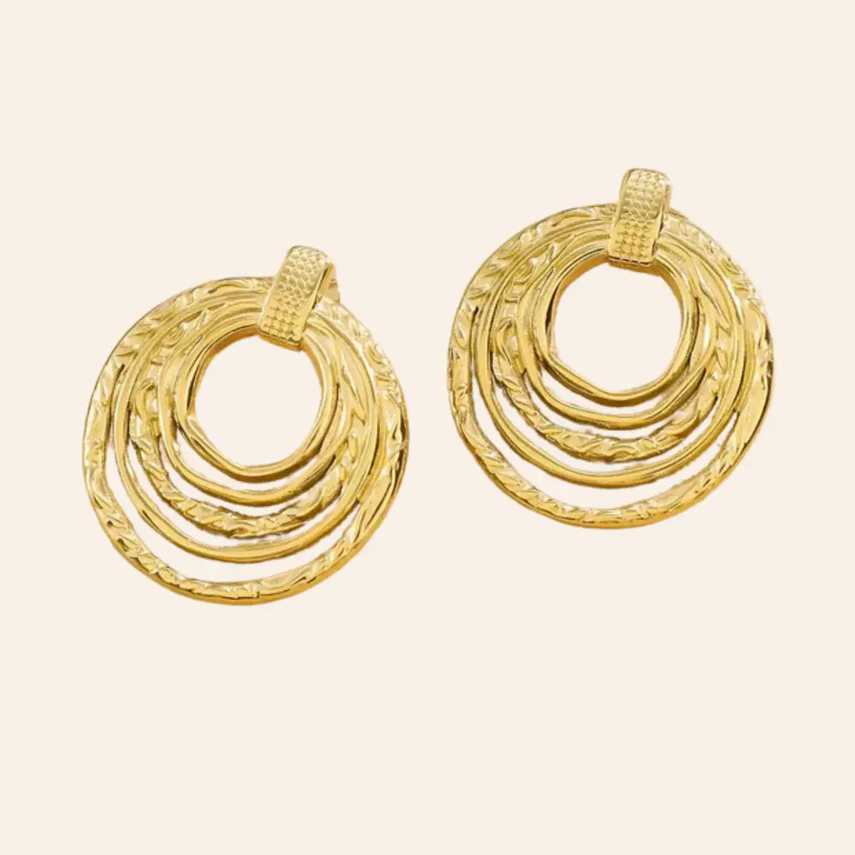 Boucles d’oreilles Séville en acier inoxydable doré, design élégant et structuré, présentées seules sur fond neutre.