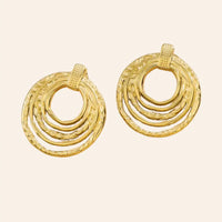 Boucles d’oreilles Séville en acier inoxydable doré, design élégant et structuré, présentées seules sur fond neutre.