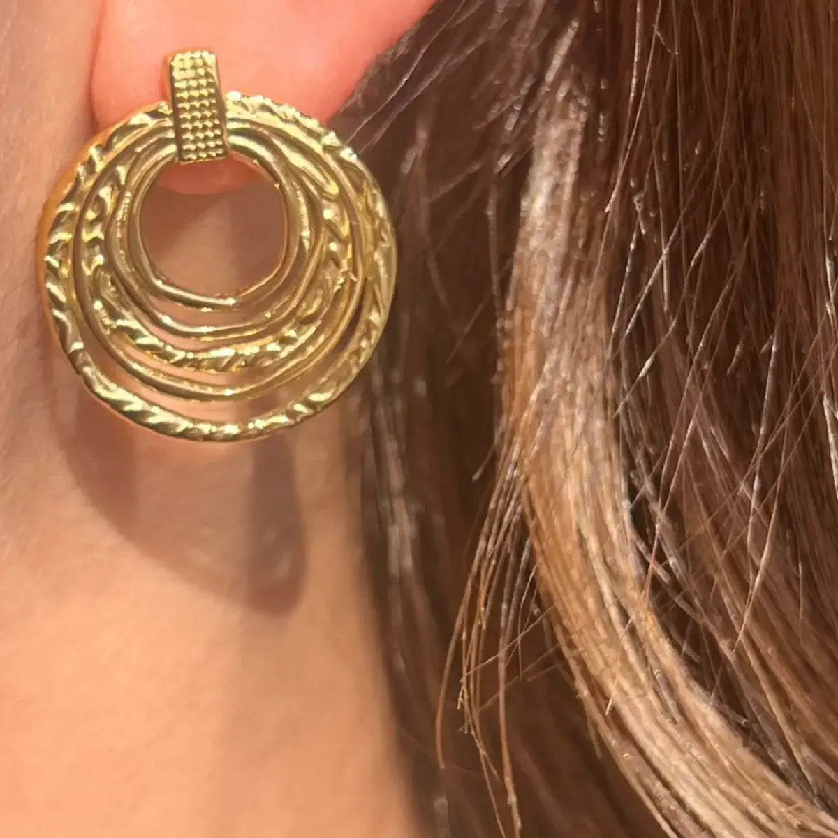 Boucles Séville dorées portées, bijou raffiné en acier inoxydable au style tendance et intemporel.