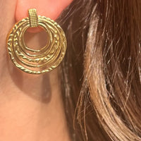 Boucles Séville dorées portées, bijou raffiné en acier inoxydable au style tendance et intemporel.