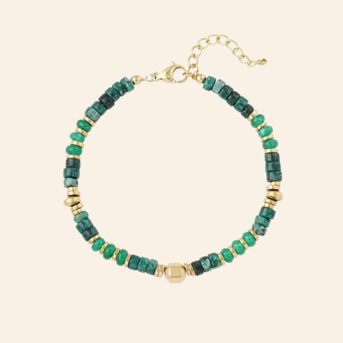 Bracelet Amsterdam en acier inoxydable doré, perles vertes et dorées délicates, design bohème et élégant, présenté seul sur fond neutre.