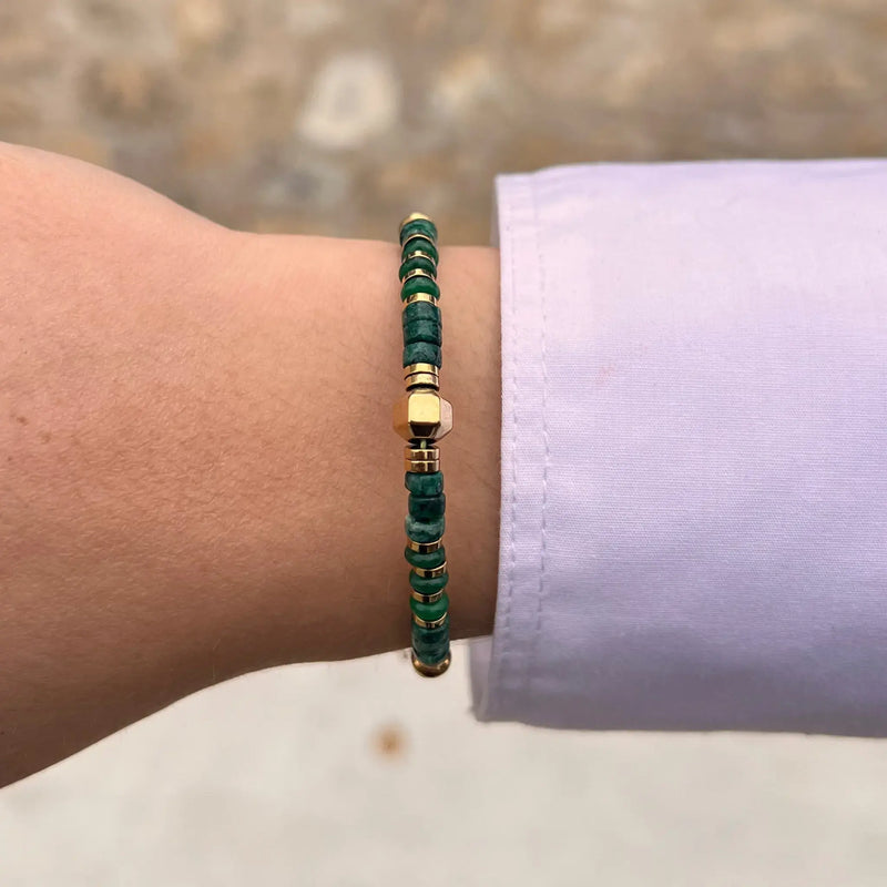 Bracelet Amsterdam doré porté, perles vertes et dorées ajoutant une touche de sophistication et d'originalité à votre look.