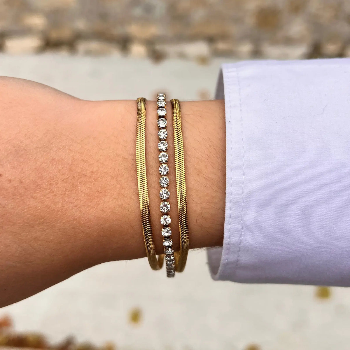 Bracelet Brasilia doré porté, bijou élégant avec cristaux brillants, ajoutant une touche de sophistication à votre poignet.