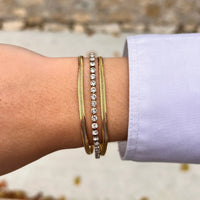Bracelet Brasilia doré porté, bijou élégant avec cristaux brillants, ajoutant une touche de sophistication à votre poignet.