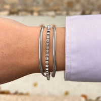 Bracelet Brasilia en acier inoxydable argenté porté, cristaux scintillants sur une chaîne délicate, parfait pour un look raffiné et lumineux.