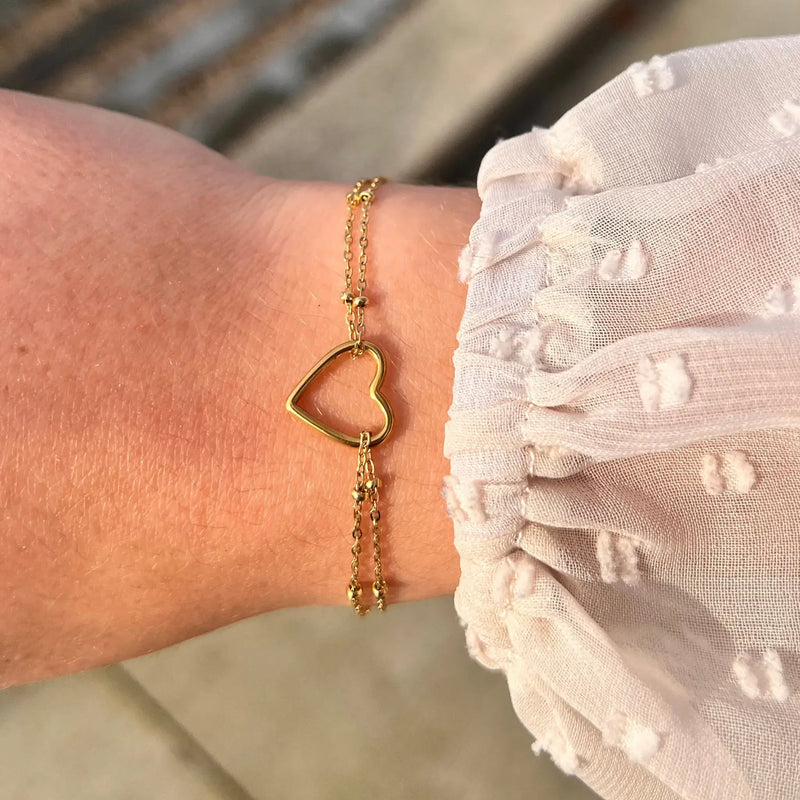 Bracelet Budapest doré porté, bijou raffiné avec chaîne délicate et cœur central, parfait pour une touche d’élégance discrète.
