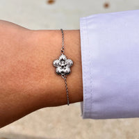 Bracelet Florence en acier inoxydable argenté porté, fleur raffinée sur un bracelet léger et élégant, parfaitement adapté à tous les poignets.