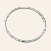 Bracelet Jonc Quito en acier inoxydable argenté, bijou minimaliste avec des détails subtils de petits traits.